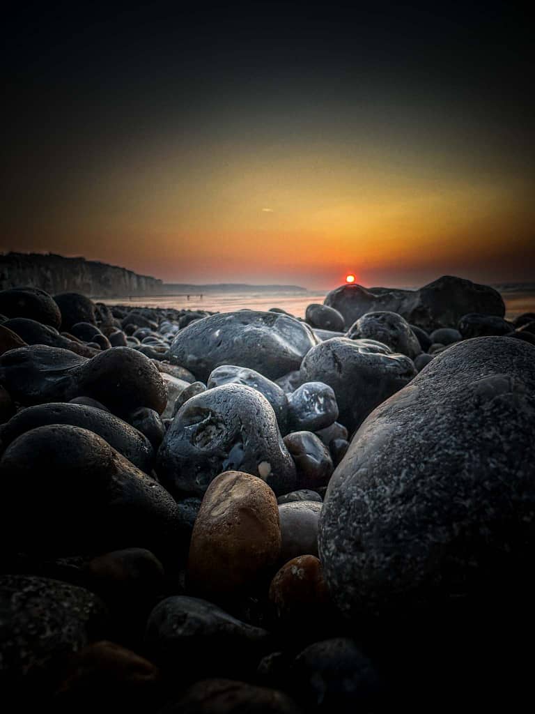 Steine am Strand von Dieppe. Foto: Mario Vedder