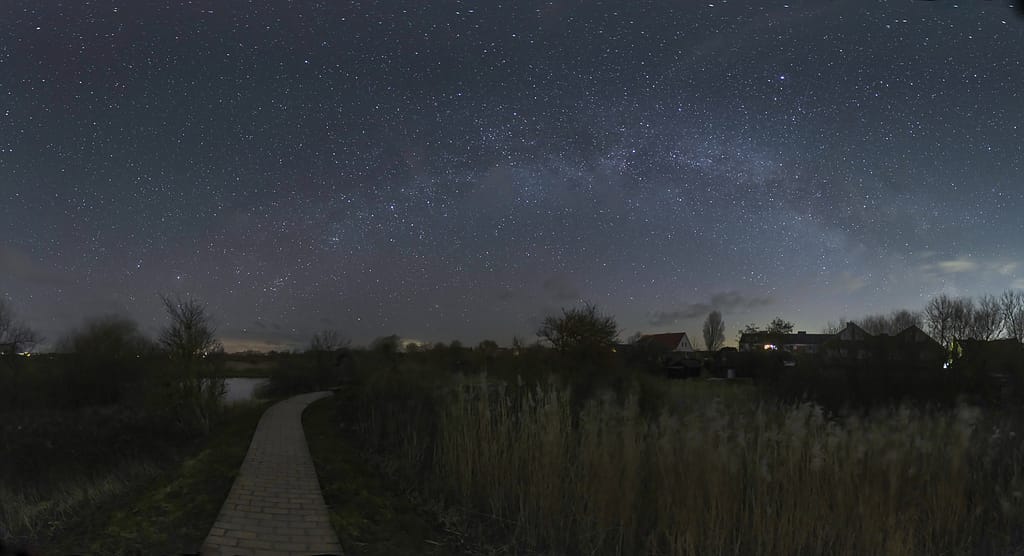 Borkum: Wo die Nacht zum leuchtenden Erlebnis wird – Sterne, Meer und die Magie der Dunkelheit 9 Im Wattenmeer und bei den Inseln gibt es sie noch: tiefe Dunkelheit mit Milchstraße, funkelnden Sternen und nächtlichen Ansichten von Tieren sowie Pflanzen. Foto: André Thorenmeier/www.andrethorenmeier.com