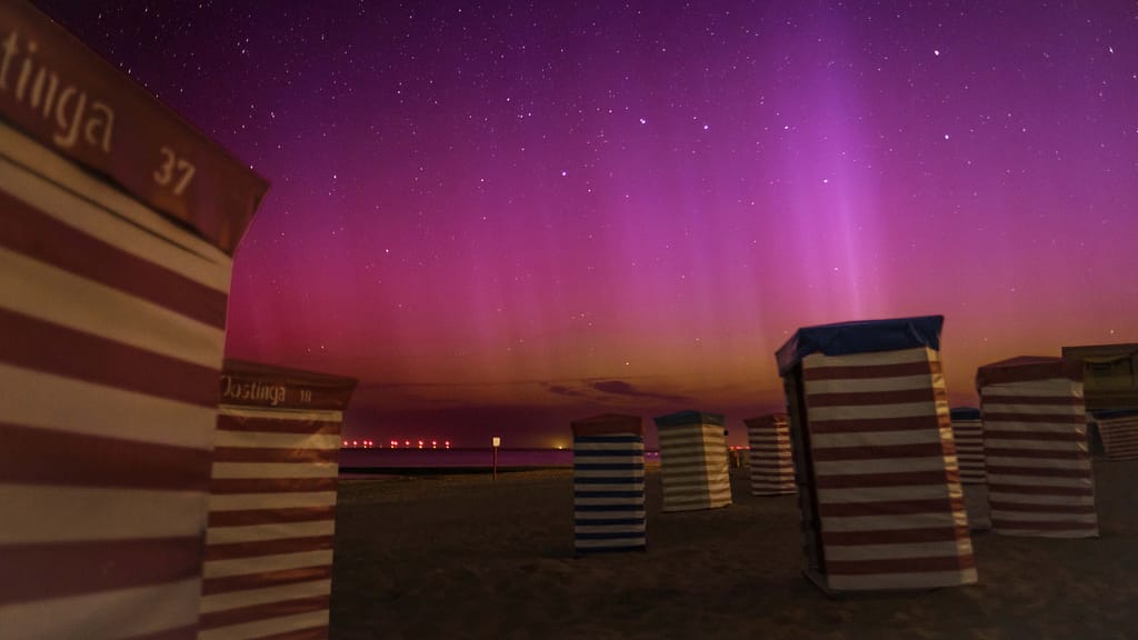 Borkum: Wo die Nacht zum leuchtenden Erlebnis wird – Sterne, Meer und die Magie der Dunkelheit 2 Farbspektakel am nächtlichen Himmel über Borkum. Foto: André Thorenmeier/www.andrethorenmeier.com