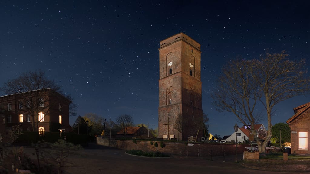 Borkum: Wo die Nacht zum leuchtenden Erlebnis wird – Sterne, Meer und die Magie der Dunkelheit 1 André Thorenmeier fotografiert das Weltnaturerbe Wattenmeer bei Nacht. Foto: André Thorenmeier/www.andrethorenmeier.com