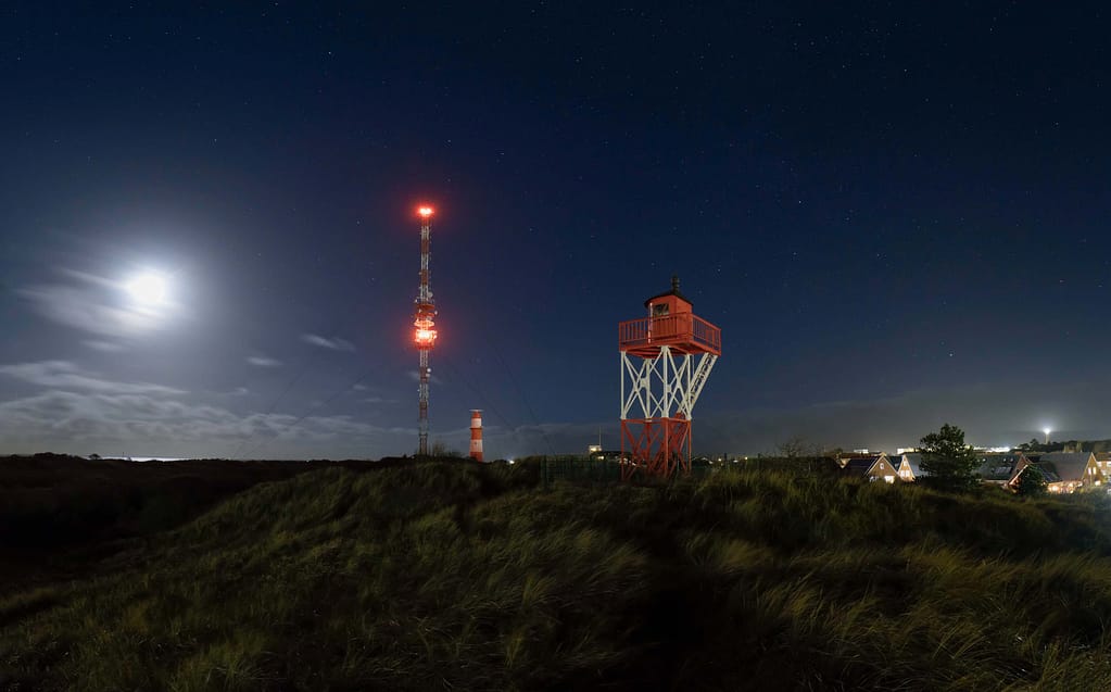 Borkum: Wo die Nacht zum leuchtenden Erlebnis wird – Sterne, Meer und die Magie der Dunkelheit 11 Auch der Mond über dem Wattenmeer fasziniert, seine Phasen prägen ja ein ganzes Ökosystem. Foto: André Thorenmeier/www.andrethorenmeier.com