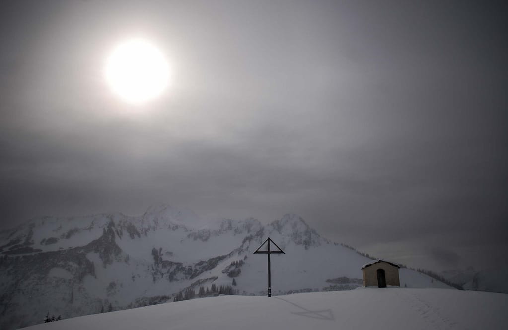 Kulinarische Genusswanderung im winterlichen Bregenzerwald 9 Der Himmel ist trüb und blau-grau, darin die Sonne als ein weißer, gleißender Fleck. Foto: Oliver Abraham