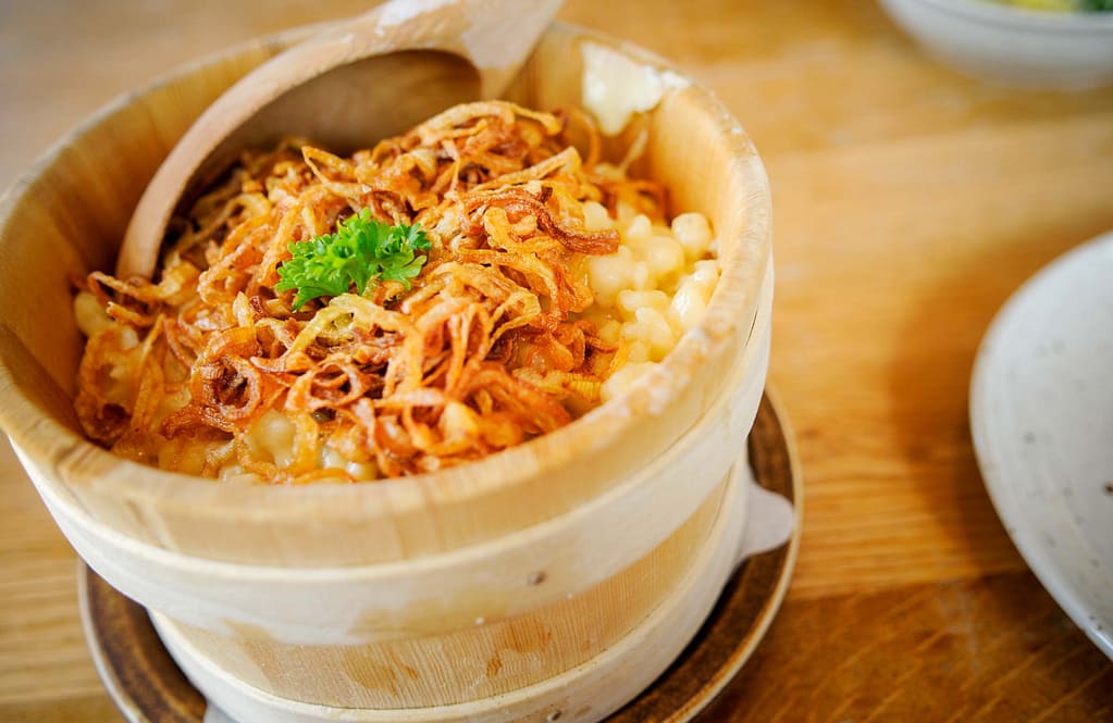 Kulinarische Genusswanderung im winterlichen Bregenzerwald 13 Kässpätzle aus dem Holztopf im Jägerstüble. Foto: Oliver Abraham