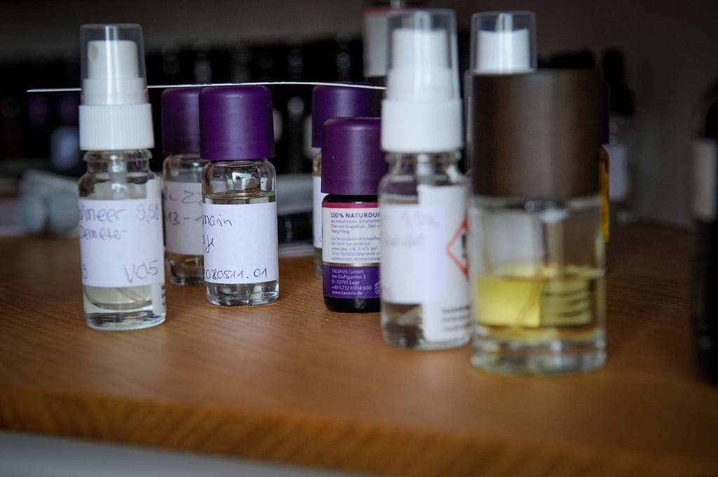 Betörender Lavendel Duft im Lipper Land - Erkundung der "Petite Provence" 21 Axel Meyer nimmt Lavendel in die Hand, riecht. Seit mehr als zehn Jahren baut das Lipper Unternehmen „taoasis“ Lavendel an. Foto: Oliver Abraham