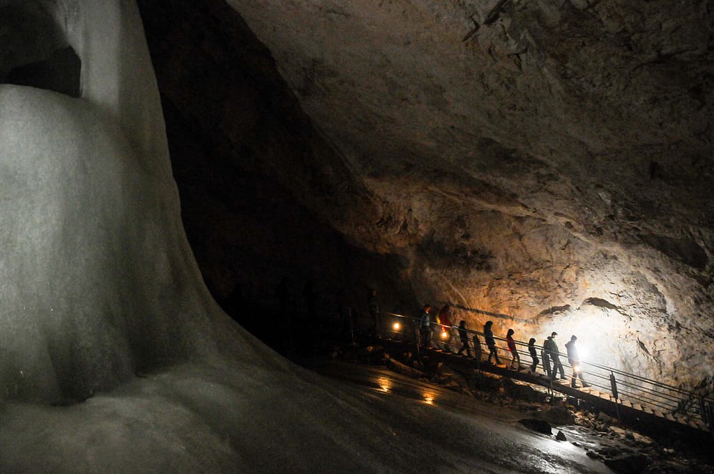 Der Schlund zur kalten Unterwelt - eisiger Hauch aus der Eisriesenwelt 2 Das Höhlensystem der Eisriesenwelt in Österreich, Atem und Kleidung dampfen. Foto: Oliver Abraham