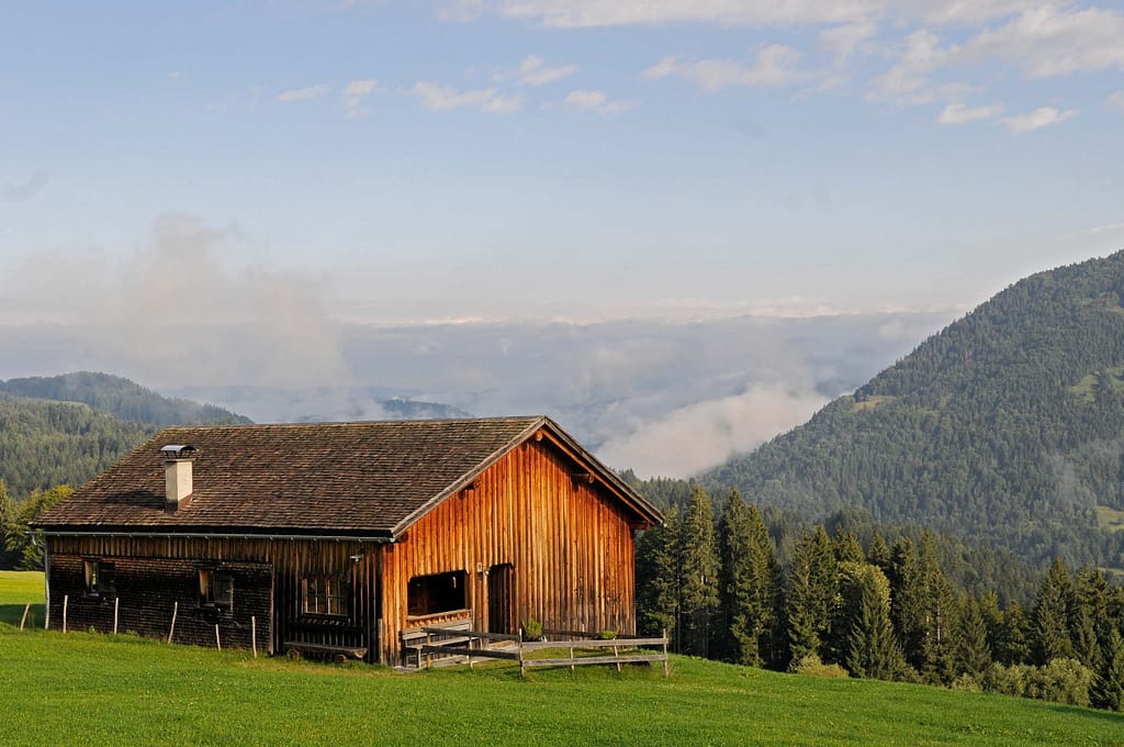 1 x Genuss pur bitte: Radtour zu Natur, Käse und Alm-Leben in den Alpen 12 Scheunen und Ställe stehen auf dem Vorsäß im Bregenzerwald. Foto: Oliver Abraham