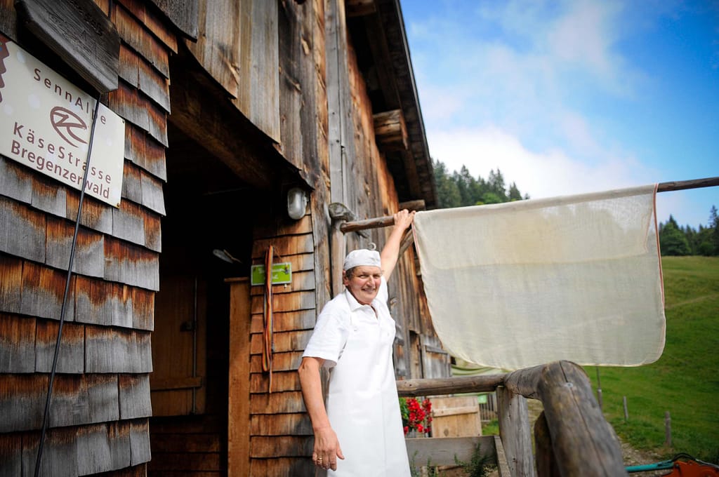 1 x Genuss pur bitte: Radtour zu Natur, Käse und Alm-Leben in den Alpen 29 Tradition zu bewahren ist eine Herzensangelegenheit von Theresia Schneider. Foto: Oliver Abraham.