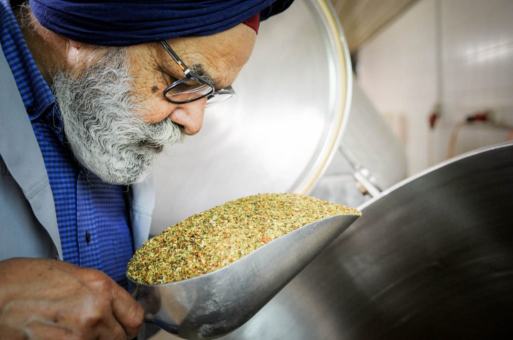REGION HOHENLOHE: LANDWIRTSCHAFTLICHE TRADITION TRIFFT AUF EINE PRISE EXOTIK 11 Gurmeet Singh Multani aus dem Punjab mit Gewürzen. Der Gewürzexperte arbeitet seit 2016 auf dem Sonnenhof. Foto: Oliver Abraham