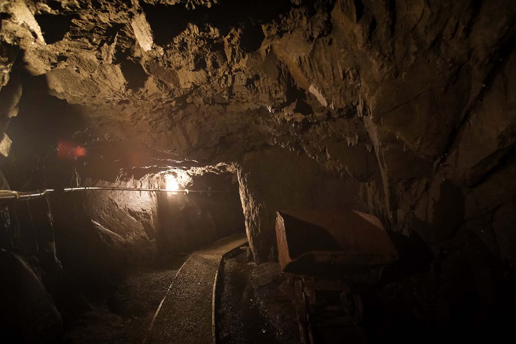 Glück auf! Im Sauerland reift Käse auch in den Stollen der Unterwelt 4 Noch immer liegen Schienen am Boden des Stollens. Foto: Mario Vedder