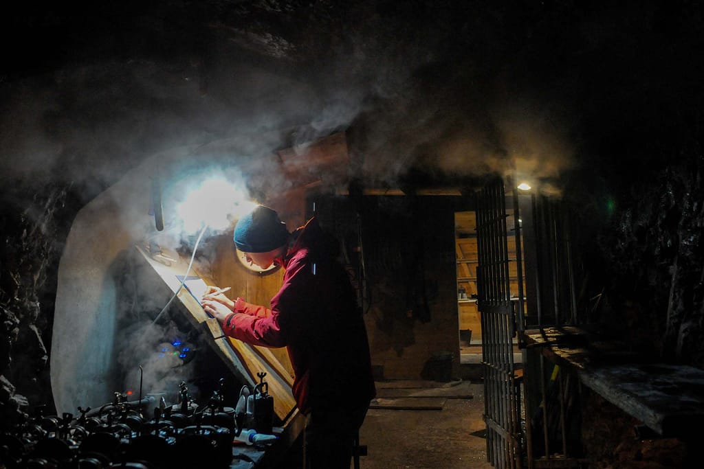 Der Schlund zur kalten Unterwelt - eisiger Hauch aus der Eisriesenwelt 1 Das Höhlensystem der Eisriesenwelt in Österreich umfasst bisher 42 bekannte Kilometer und gilt mit ihren Hallen und Gängen als die größte Eishöhle der Welt. Foto: Oliver Abraham
