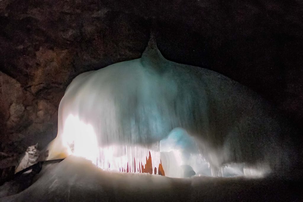 Der Schlund zur kalten Unterwelt - eisiger Hauch aus der Eisriesenwelt 7 Im Frühjahr bildet sich das meiste Eis. Foto: Oliver Abraham