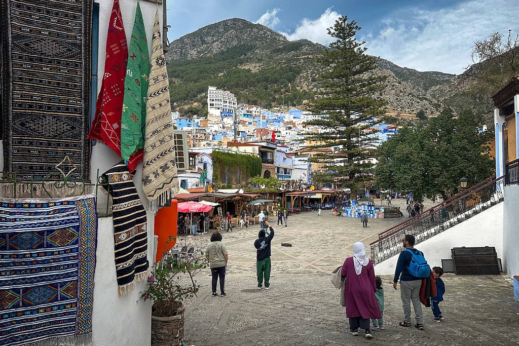 Chefchaouen – Die blaue Stadt Marokkos: Ein Märchen aus 1001 Nuancen Blau 3 Chefchaouen bedeutet soviel wie "Schau, die zwei Hörner", gemeint sind die zwei Berggipfel im Hintergrund. Foto: Mario Vedder