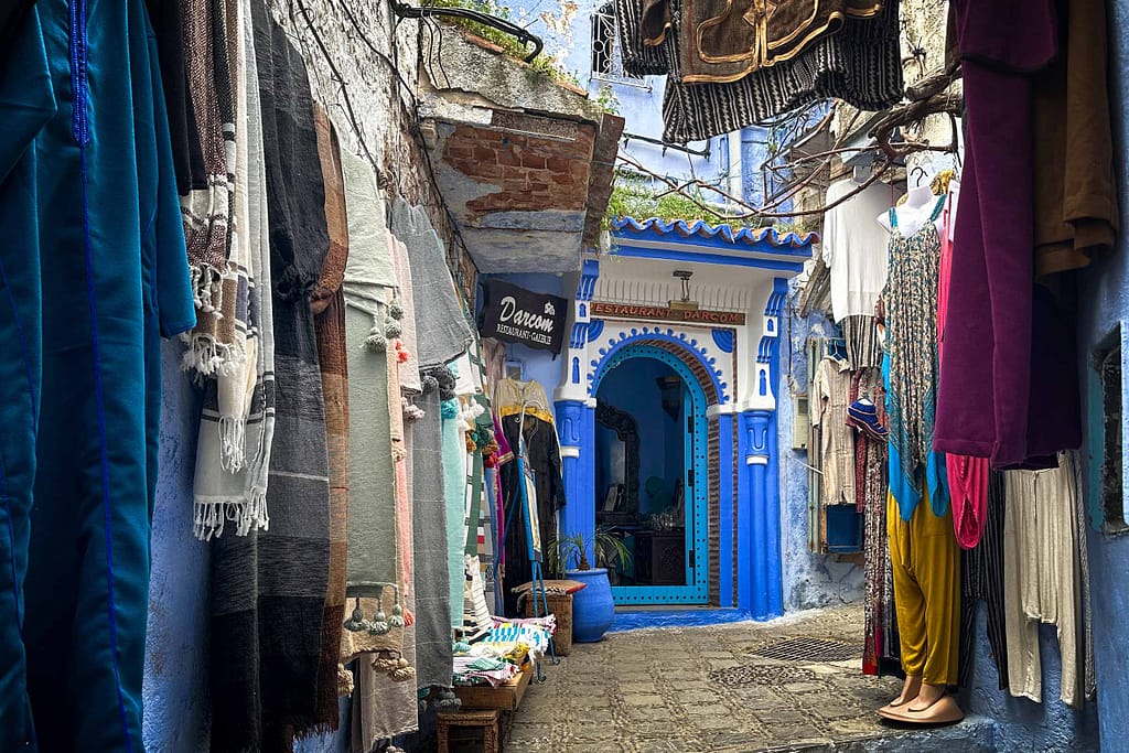 Chefchaouen – Die blaue Stadt Marokkos: Ein Märchen aus 1001 Nuancen Blau 20 Inmitten der Medina gibt es Kleidung und Stoffe für alle Anlässe. Foto: Mario Vedder