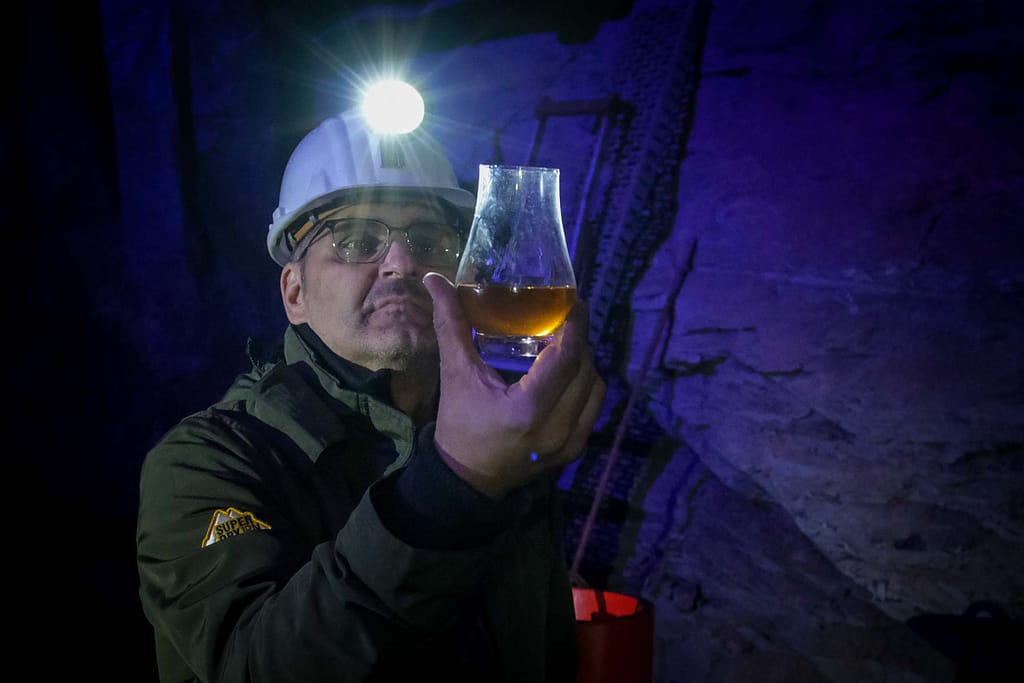 Die Veleda-Höhle in NRW: Whisky, Mythen und faszinierende Entdeckungen 8 Jörg Lieses kritischer Blick aus den guten Tropfen. Foto: Mario Vedder