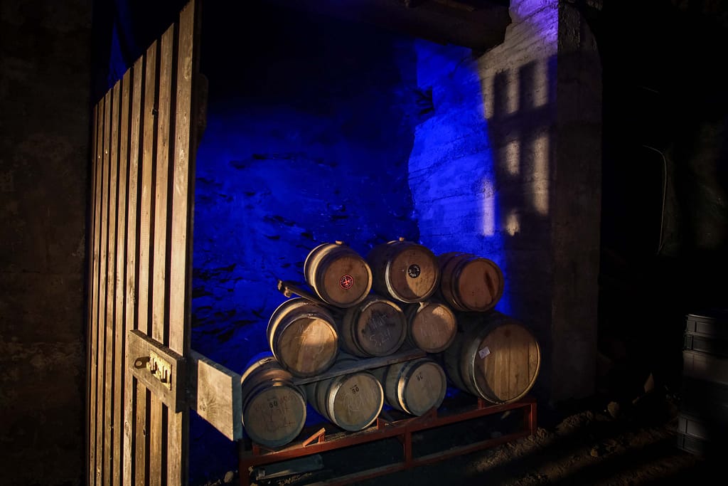 Die Veleda-Höhle in NRW: Whisky, Mythen und faszinierende Entdeckungen 10 1.300 Meter tief im Berg reifen Erinnerungen an die Zeit des Erzabbaus und ein ganz besonderes Destillat: der „Glück Auf Whisky“. Foto: Mario Vedder