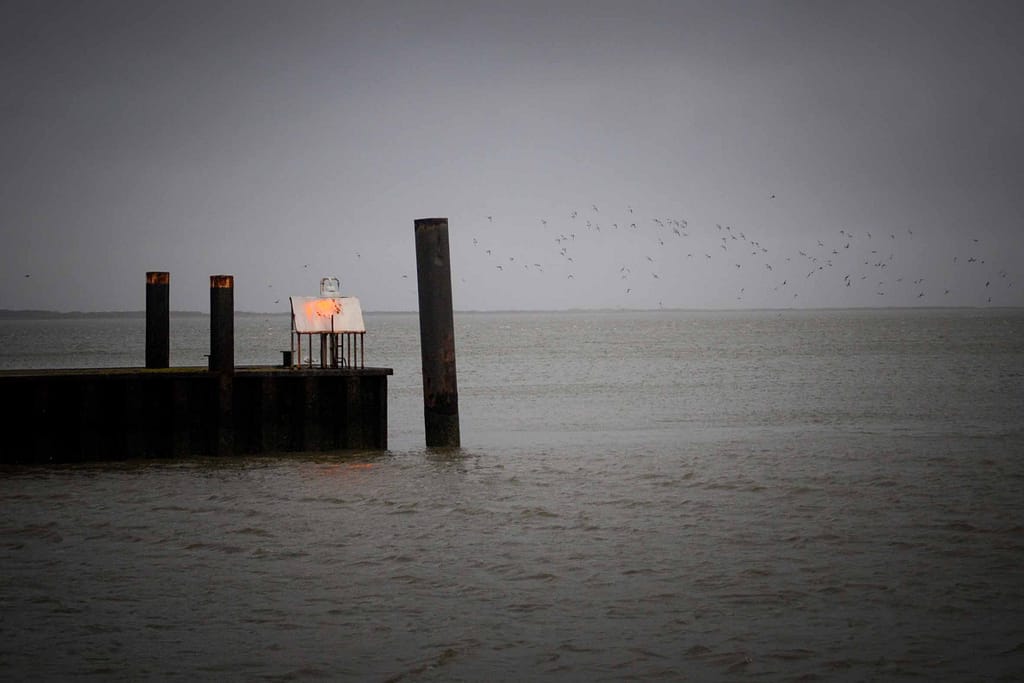 Lichter am Meer: Eine Reise nach Borkum und die Geheimnisse der Seezeichen 14 Dunkle Wolken hängen am Himmel vor Borkum. Foto: Oliver Abraham