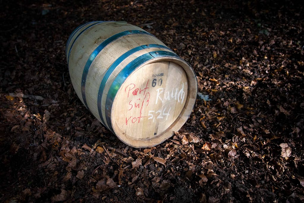 Die Veleda-Höhle in NRW: Whisky, Mythen und faszinierende Entdeckungen 11 Ein Whisky-Fass liegt vor der Veleda-Höhle. Foto: Mario Vedder