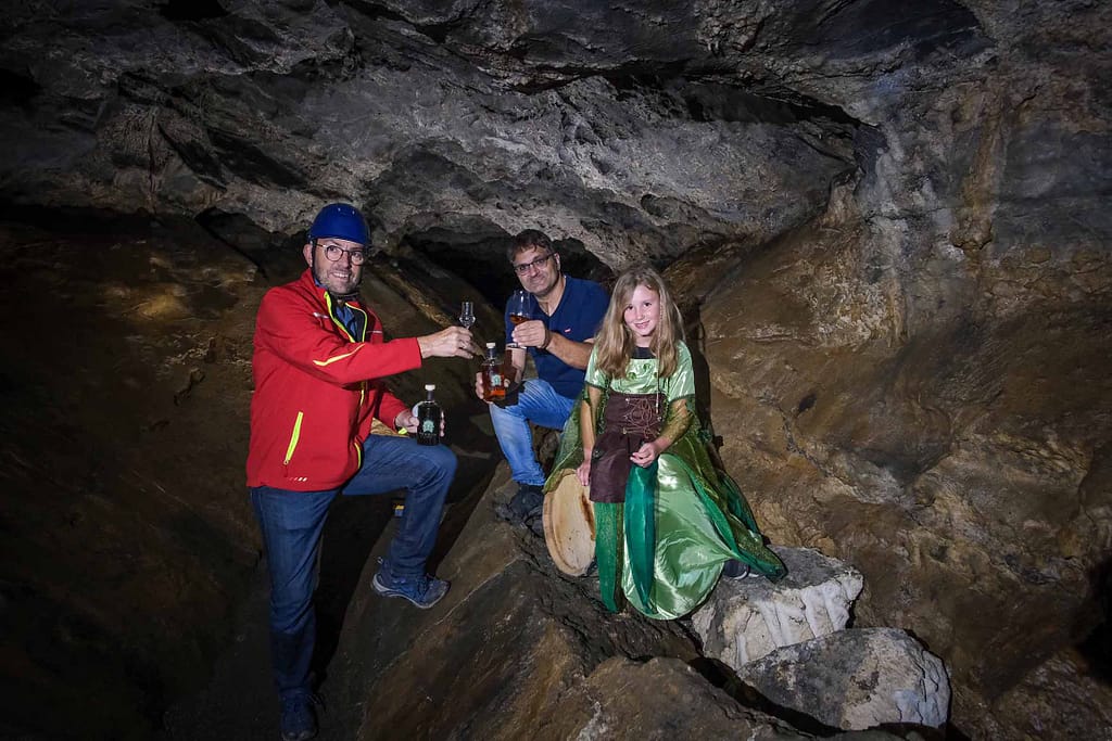 Die Veleda-Höhle in NRW: Whisky, Mythen und faszinierende Entdeckungen 13 Bäcker- und Konditormeister Jörg Liese aus Bestwig lagert gelegentlich Whisky in der Veleda-Höhle. In der Höhle herrschen ideale Bedingungen zur Reifung des Whisky. Foto: Mario Vedder