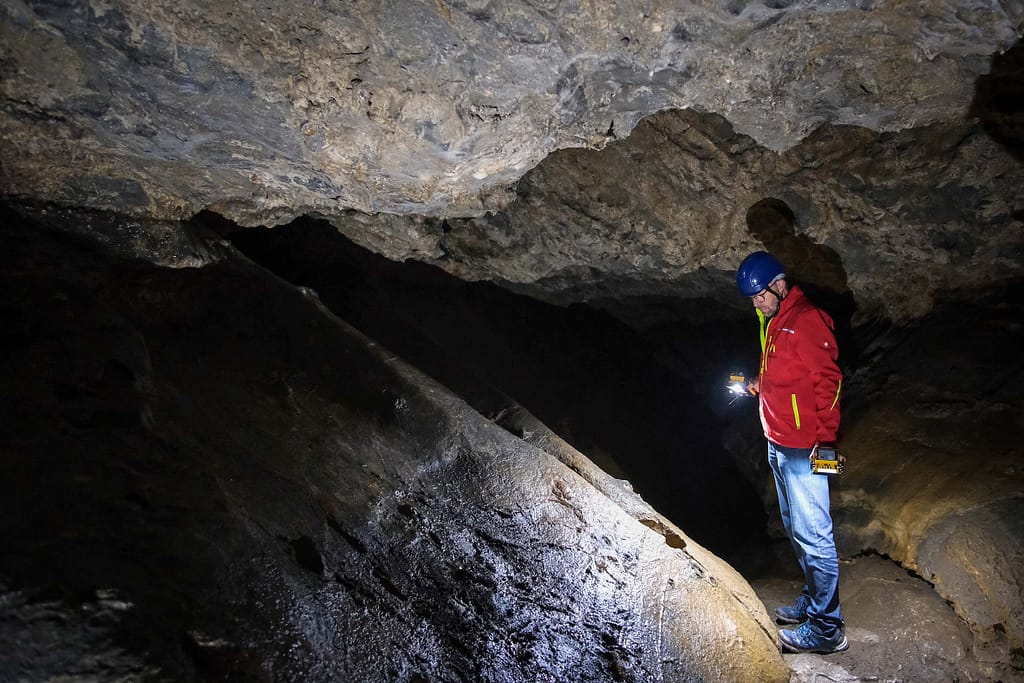 Die Veleda-Höhle in NRW: Whisky, Mythen und faszinierende Entdeckungen 1 Michael Stratmann ist Fachmann für die Veleda-Höhle. Foto: Mario Vedder