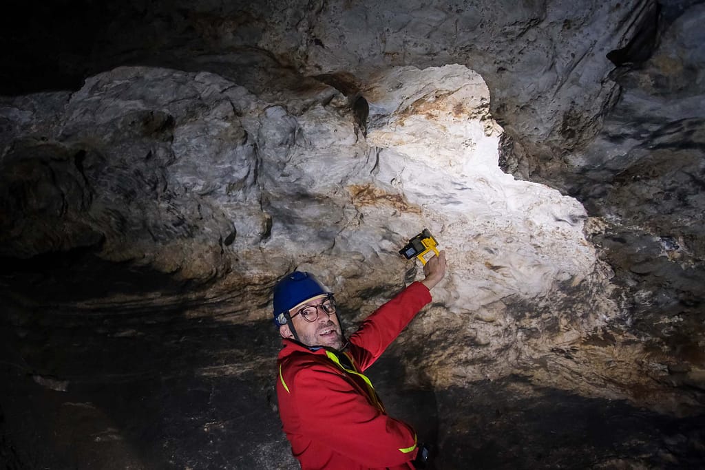 Die Veleda-Höhle in NRW: Whisky, Mythen und faszinierende Entdeckungen 4 Michael Stratmann kennt die geologischen Geheimnisse. Foto: Mario Vedder