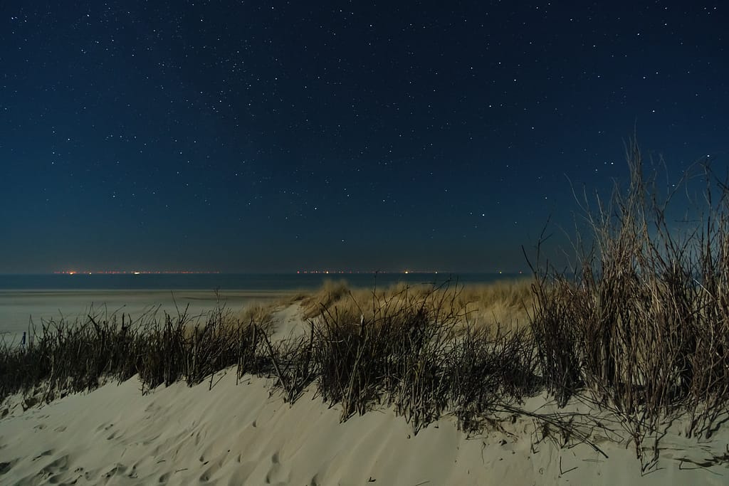 Borkum: Wo die Nacht zum leuchtenden Erlebnis wird – Sterne, Meer und die Magie der Dunkelheit 10 Am nächtlichen Himmel funkeln die Lichter, hinter einer Düne kann der Betrachter sich eine dunkle Umgebung schaffen. Foto: André Thorenmeier/www.andrethorenmeier.com