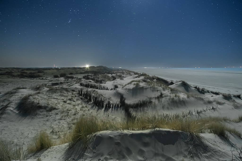 Borkum: Wo die Nacht zum leuchtenden Erlebnis wird – Sterne, Meer und die Magie der Dunkelheit 3 Einem Freilichtkino gleich weitet sich der Nachthimmel über uns vom Nordstern bis hinab zum fernen Horizont, sagt
André Thorenmeier über seine Fotografie im Weltnaturerbe Wattenmeer. Foto: André Thorenmeier/www.andrethorenmeier.com