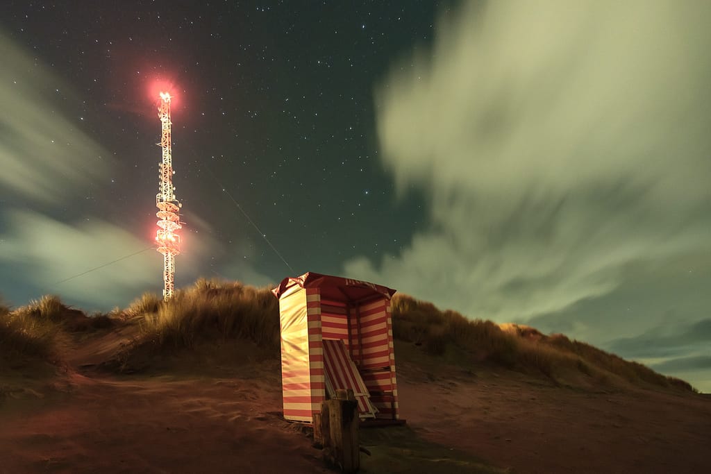 Borkum: Wo die Nacht zum leuchtenden Erlebnis wird – Sterne, Meer und die Magie der Dunkelheit 4 Lichtspiel über dem Wattenmeer - Die Magie einer Nacht am Meer. Foto: André Thorenmeier/www.andrethorenmeier.com