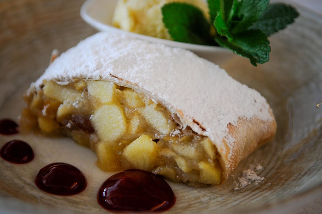Kulinarische Genusswanderung im winterlichen Bregenzerwald 2 Herrlicher Apfelstrudel. Foto: Oliver Abraham