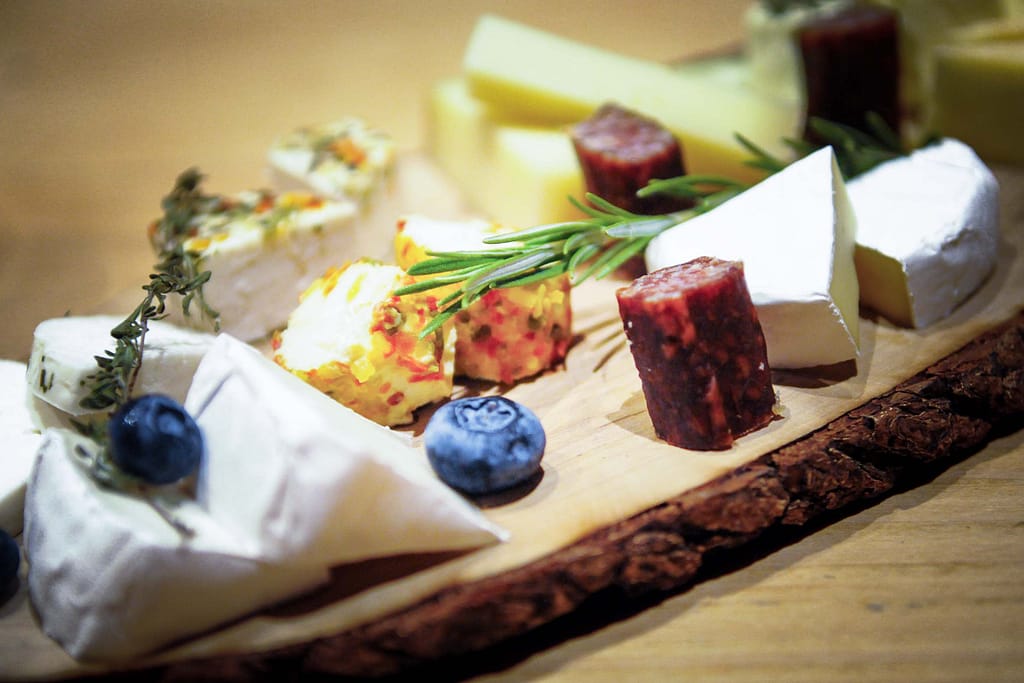 Kulinarische Genusswanderung im winterlichen Bregenzerwald 15 Regionaler Käse und Wurst im Bregenzerwald. Foto: Oliver Abraham