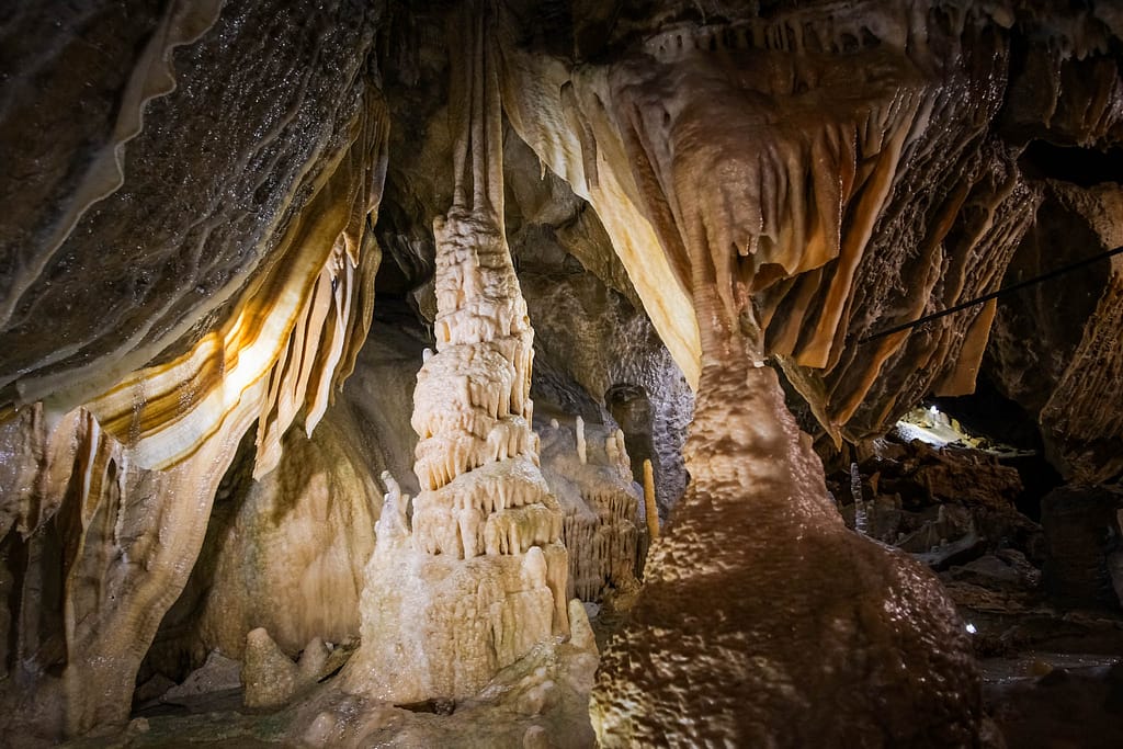 Atta-Höhle im Sauerland: Märchenhafte Tropfsteinwelt unter den Bergen 1 Atta-Höhle in Attendorn mit beeindruckenden Tropfsteinformationen. Foto: Mario Vedder