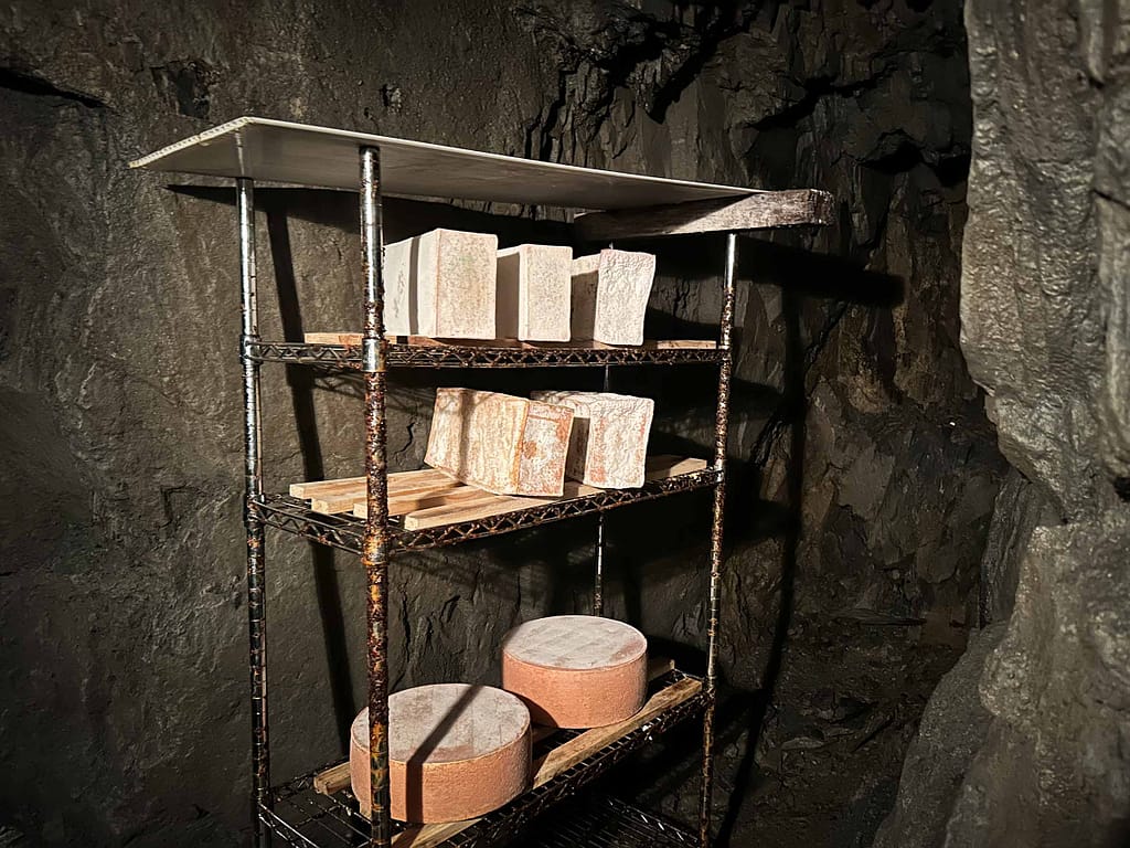 Glück auf! Im Sauerland reift Käse auch in den Stollen der Unterwelt 3 Käse reift tief im Bergstollen. Foto: Mario Vedder