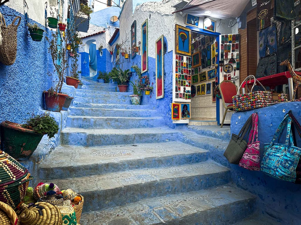 Chefchaouen – Die blaue Stadt Marokkos: Ein Märchen aus 1001 Nuancen Blau 4 Überall in den Gassen liegt Kunsthandwerk zum Kauf aus. Foto: Mario Vedder