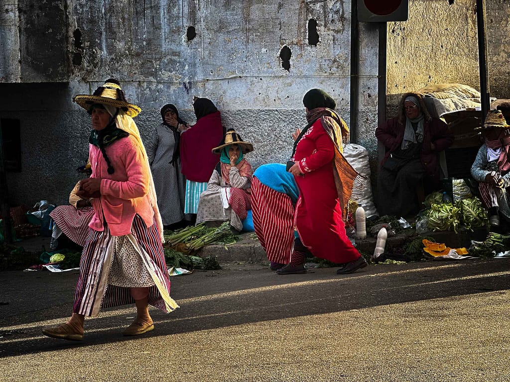 Chefchaouen – Die blaue Stadt Marokkos: Ein Märchen aus 1001 Nuancen Blau 6 Ein kleiner Markt am Rande der Medina. Foto: Mario Vedder