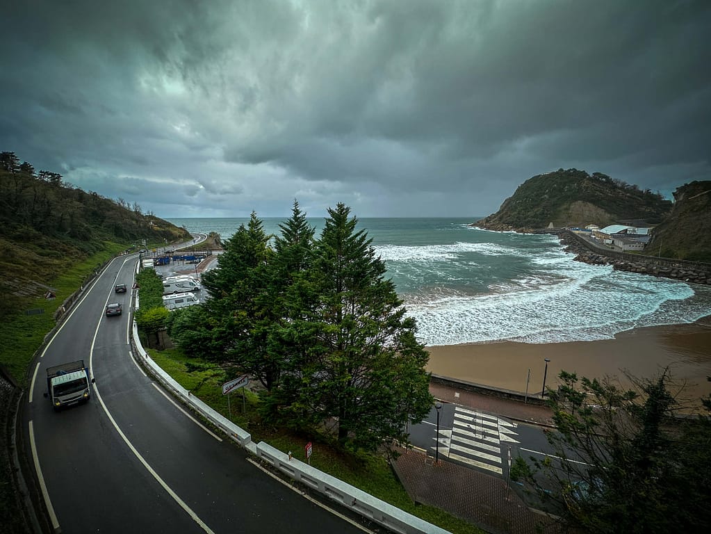 Der ultimative Baskenland Foto-Roadtrip: 15 unvergessliche Spots von San Sebastian bis Bilbao 1 Baskenland Foto-Roadtrip. Unterhalb des alten Städtchens Getaria für die Strasse fast immer direkt entlang der Küste. Foto: Mario Vedder