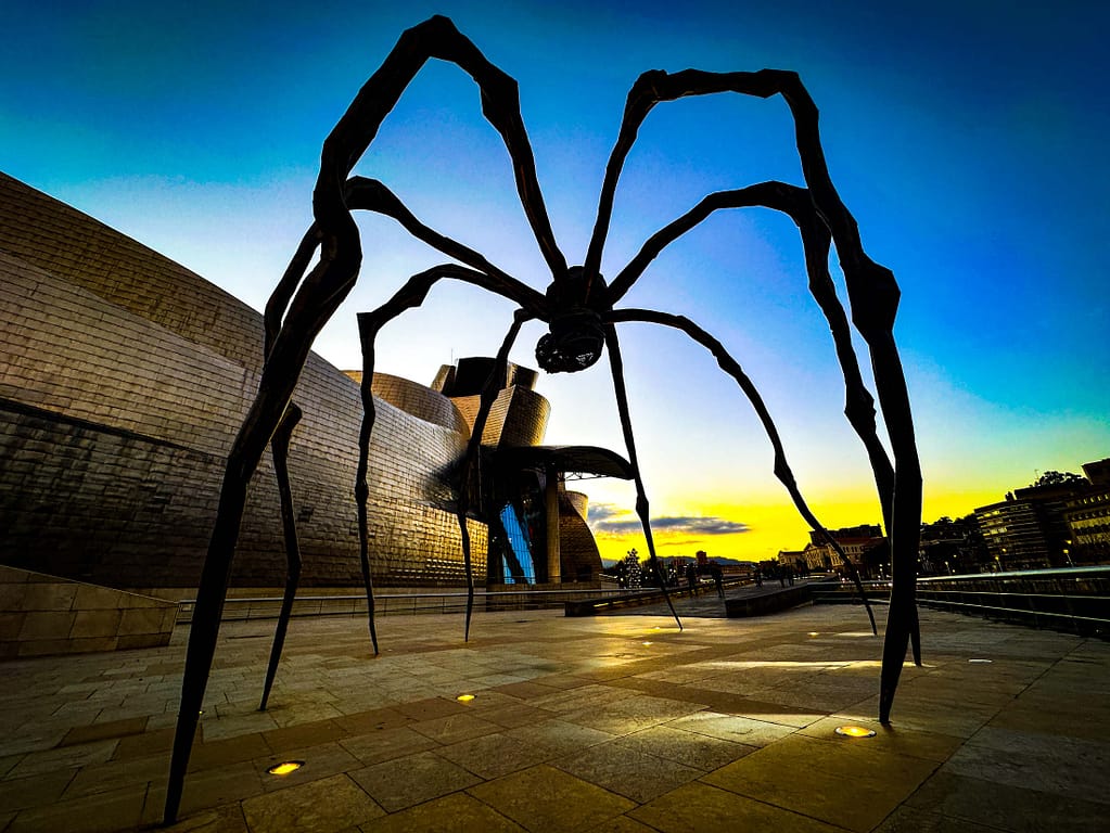 Der ultimative Baskenland Foto-Roadtrip: 15 unvergessliche Spots von San Sebastian bis Bilbao 18 Die Skulptur „Maman“ vor dem Guggenheim-Museum in Bilbao. Foto: Mario Vedder