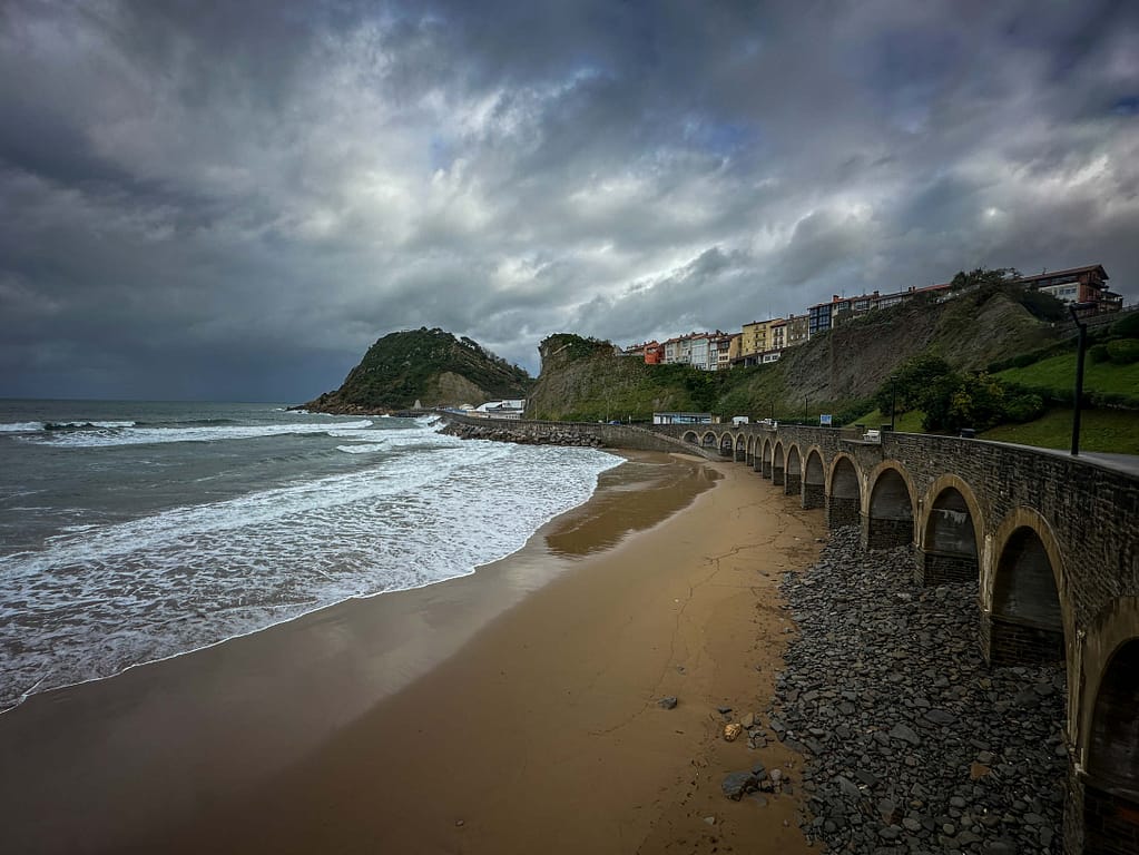 Der ultimative Baskenland Foto-Roadtrip: 15 unvergessliche Spots von San Sebastian bis Bilbao 44 Unterhalb des alten Städtchens Getaria für die Strasse fast immer direkt entlang der Küste. Foto: Mario Vedder