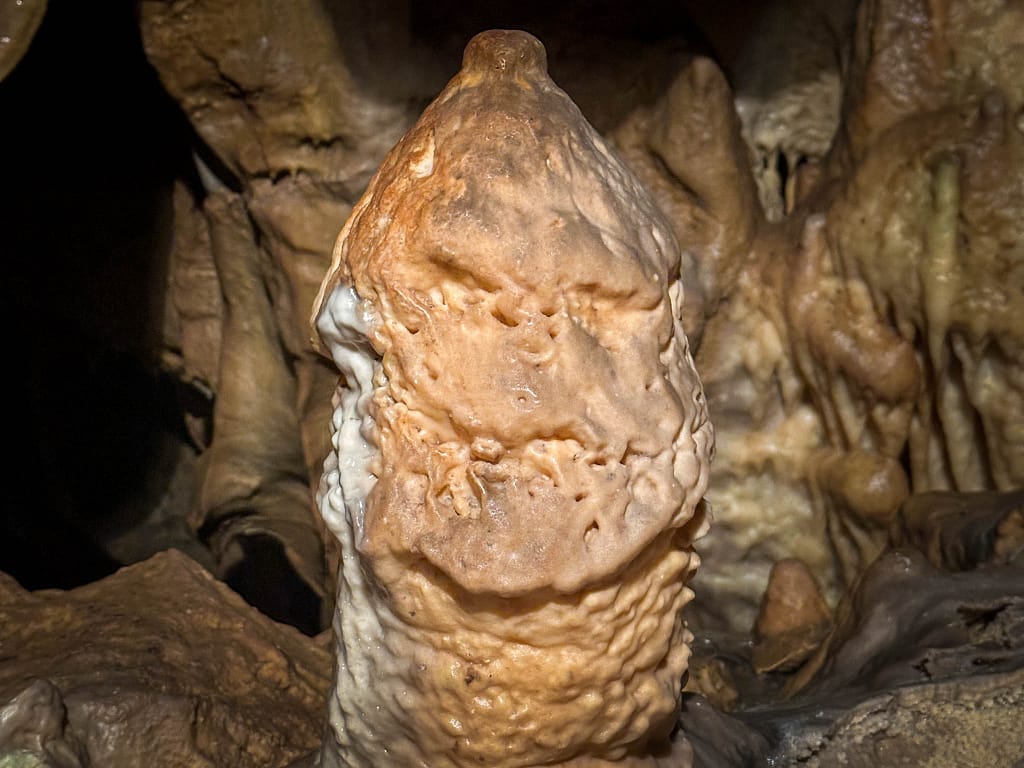 Atta-Höhle im Sauerland: Märchenhafte Tropfsteinwelt unter den Bergen 6 Das Wahrzeichen der Atta-Höhle. Foto: Mario Vedder