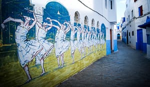 Asilah, Marokko: Die Kunst, durch Kunst eine Stadt wiederzubeleben – Vision am Atlantik 4 Farbenfrohe Kunst im öffentlichen Raum: Ein Dialog, der die Mauern der Medina in Asilah lebendig macht.