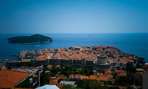 Jadranska Magistrala: Die 10 spektakulärsten Highlights der kroatischen Küstenstraße 14 Die Jadranska Magistrala mit dem Motorrad: 10 unvergessliche Stopps von Rijeka bis Dubrovnik. Kurven, Küste & Kultur an Kroatiens legendärer Küstenstraße. Jadranska Magistrala Motorrad