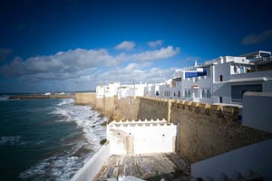 Asilah, Marokko: Die Kunst, durch Kunst eine Stadt wiederzubeleben – Vision am Atlantik 22 Mächtige Wellen des Atlantiks treffen auf die braunen Felsen unterhalb der Medina von Asilah in Marokko. Foto: Mario Vedder