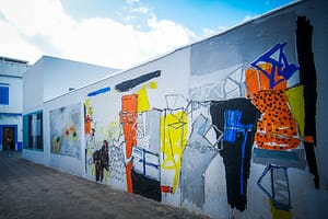 Asilah, Marokko: Die Kunst, durch Kunst eine Stadt wiederzubeleben – Vision am Atlantik 8 Wandmalerei an einer Hauswand in der Medina von Asilah, die die Philosophie der Casablanca-Kunstschule widerspiegelt.