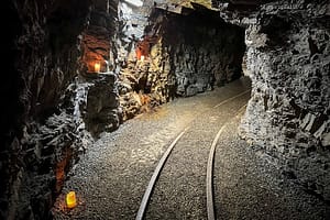 Gruben-Light-Dinner Ramsbeck: Fine Dining tief unter dem Sauerland 1 Dunkler Tunnel mit Gleisen und Lichtern