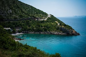 Jadranska Magistrala: Die 10 spektakulärsten Highlights der kroatischen Küstenstraße 18 Die Jadranska Magistrala mit dem Motorrad: 10 unvergessliche Stopps von Rijeka bis Dubrovnik. Kurven, Küste & Kultur an Kroatiens legendärer Küstenstraße. Jadranska Magistrala Motorrad