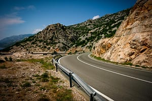 Jadranska Magistrala: Die 10 spektakulärsten Highlights der kroatischen Küstenstraße 9 Die Jadranska Magistrala mit dem Motorrad: 10 unvergessliche Stopps von Rijeka bis Dubrovnik. Kurven, Küste & Kultur an Kroatiens legendärer Küstenstraße. Jadranska Magistrala Motorrad