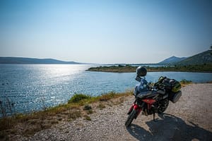 Jadranska Magistrala: Die 10 spektakulärsten Highlights der kroatischen Küstenstraße 2 Motorrad auf der Jadranska Magistrala mit Blick aufs Meer. Jadranska Magistrala Motorrad. Foto: Mario Vedder