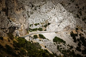 Jadranska Magistrala: Die 10 spektakulärsten Highlights der kroatischen Küstenstraße 7 Die Jadranska Magistrala mit dem Motorrad: 10 unvergessliche Stopps von Rijeka bis Dubrovnik. Kurven, Küste & Kultur an Kroatiens legendärer Küstenstraße. Jadranska Magistrala Motorrad