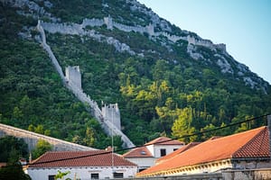 Jadranska Magistrala: Die 10 spektakulärsten Highlights der kroatischen Küstenstraße 12 Die Jadranska Magistrala mit dem Motorrad: 10 unvergessliche Stopps von Rijeka bis Dubrovnik. Kurven, Küste & Kultur an Kroatiens legendärer Küstenstraße. Jadranska Magistrala Motorrad