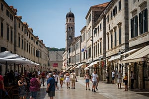 Jadranska Magistrala: Die 10 spektakulärsten Highlights der kroatischen Küstenstraße 15 Die Jadranska Magistrala mit dem Motorrad: 10 unvergessliche Stopps von Rijeka bis Dubrovnik. Kurven, Küste & Kultur an Kroatiens legendärer Küstenstraße. Jadranska Magistrala Motorrad