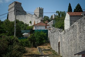 Austern in Ston: Kroatiens kulinarischer Geheimtipp an der Adria 5 Die Jadranska Magistrala mit dem Motorrad: 10 unvergessliche Stopps von Rijeka bis Dubrovnik. Kurven, Küste & Kultur an Kroatiens legendärer Küstenstraße. Jadranska Magistrala Motorrad