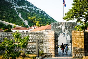 Austern in Ston: Kroatiens kulinarischer Geheimtipp an der Adria 8 Austern Ston Kroatien und die alte Befestigungsmauer.